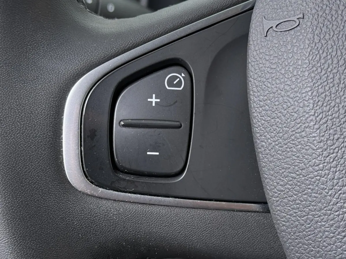 TCe 90 Limited | navigatie | parkeersensoren | airco |