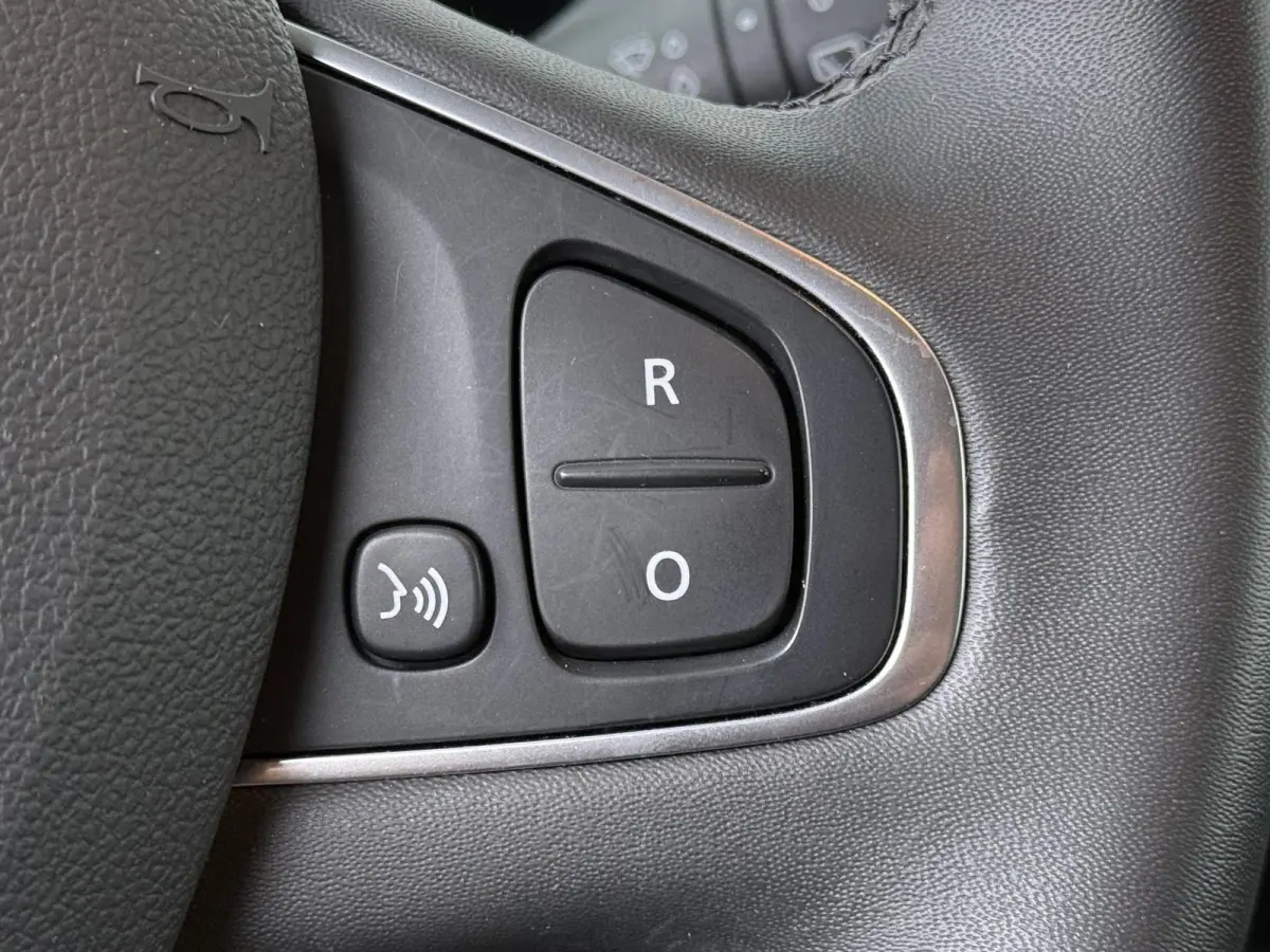TCe 90 Limited | navigatie | parkeersensoren | airco |