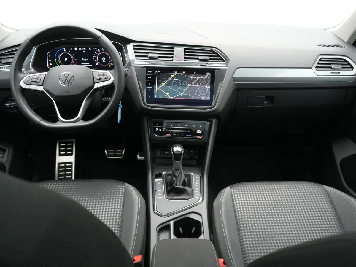 1.4 TSI eHybrid PHEV 245pk Dealer O.H. | SOH 92,8% | Trekhaak Af Fabriek | Panodak | Adaptive Cruise | Sportstoelen & Stuur Verwarmd | Sfeerverlichting | BLIS | Apple Carplay | Navigatie | D