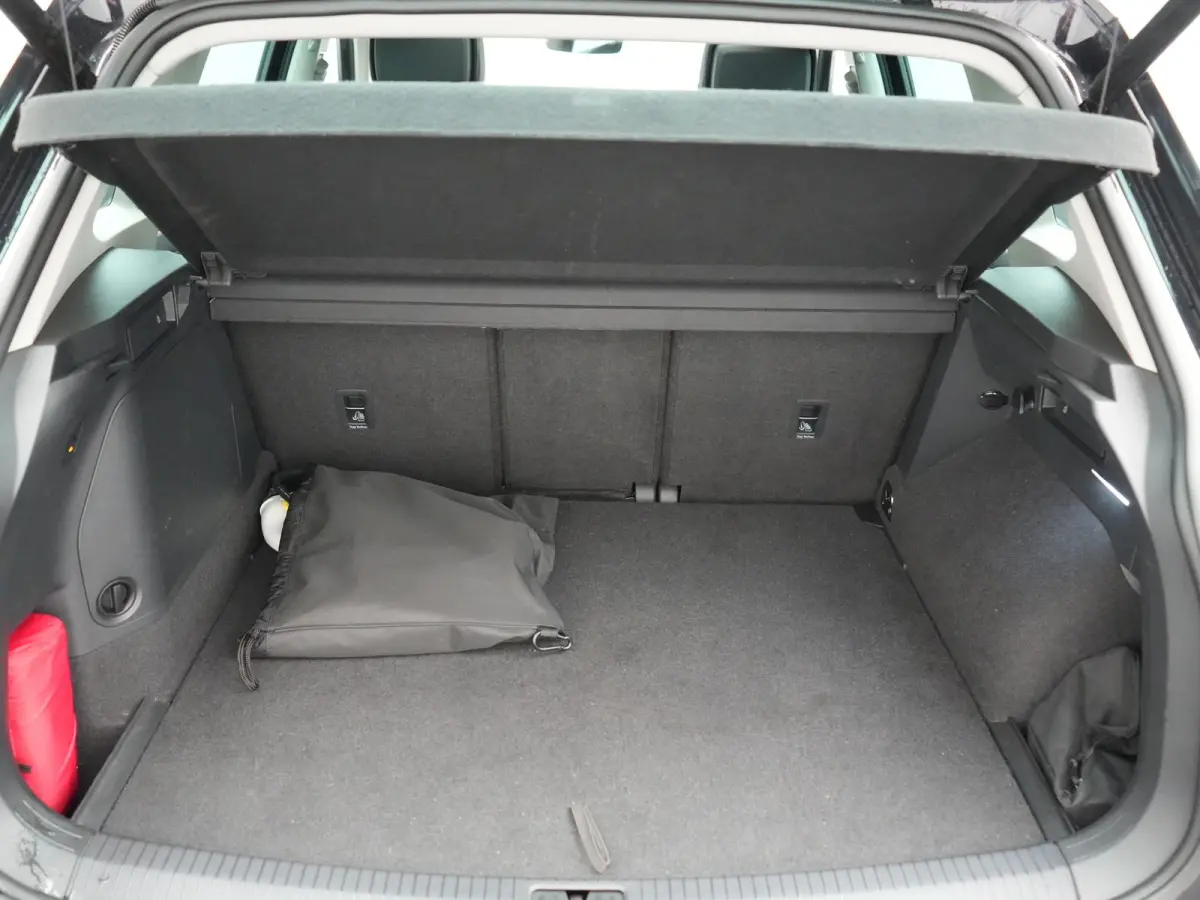1.4 TSI eHybrid PHEV 245pk Dealer O.H. | SOH 92,8% | Trekhaak Af Fabriek | Panodak | Adaptive Cruise | Sportstoelen & Stuur Verwarmd | Sfeerverlichting | BLIS | Apple Carplay | Navigatie | D