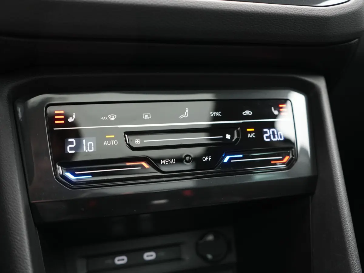1.4 TSI eHybrid PHEV 245pk Dealer O.H. | SOH 92,8% | Trekhaak Af Fabriek | Panodak | Adaptive Cruise | Sportstoelen & Stuur Verwarmd | Sfeerverlichting | BLIS | Apple Carplay | Navigatie | D
