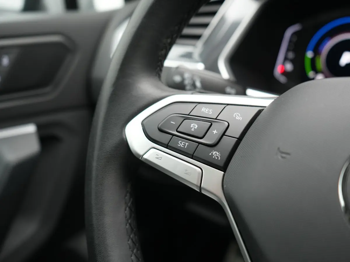 1.4 TSI eHybrid PHEV 245pk Dealer O.H. | SOH 92,8% | Trekhaak Af Fabriek | Panodak | Adaptive Cruise | Sportstoelen & Stuur Verwarmd | Sfeerverlichting | BLIS | Apple Carplay | Navigatie | D
