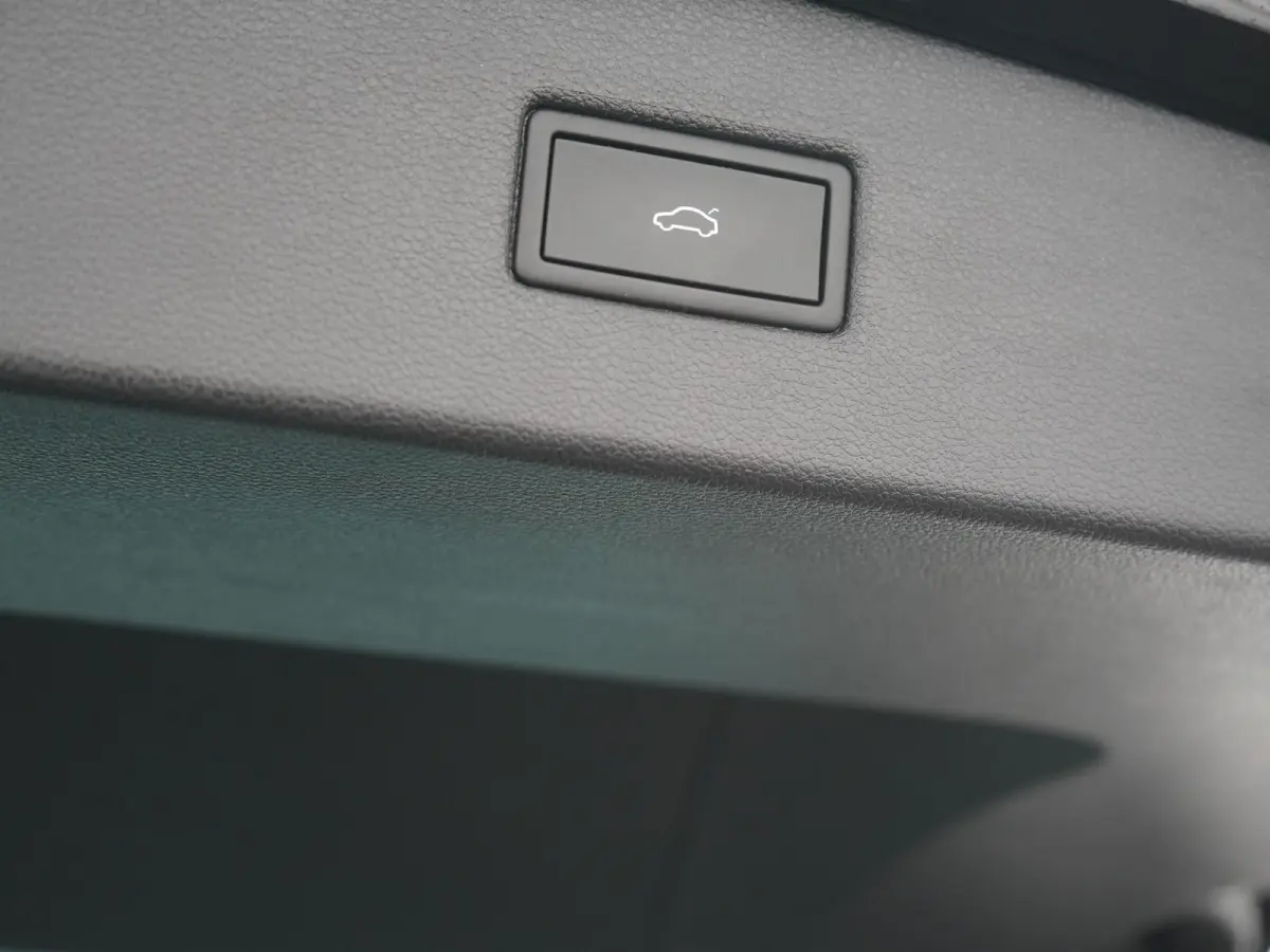 1.4 TSI eHybrid PHEV 245pk Dealer O.H. | SOH 92,8% | Trekhaak Af Fabriek | Panodak | Adaptive Cruise | Sportstoelen & Stuur Verwarmd | Sfeerverlichting | BLIS | Apple Carplay | Navigatie | D