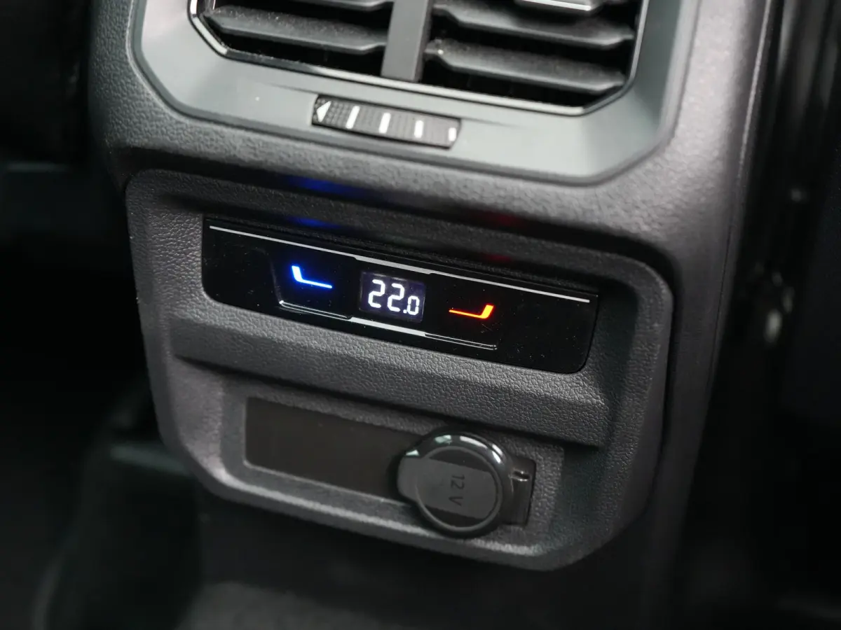 1.4 TSI eHybrid PHEV 245pk Dealer O.H. | SOH 92,8% | Trekhaak Af Fabriek | Panodak | Adaptive Cruise | Sportstoelen & Stuur Verwarmd | Sfeerverlichting | BLIS | Apple Carplay | Navigatie | D