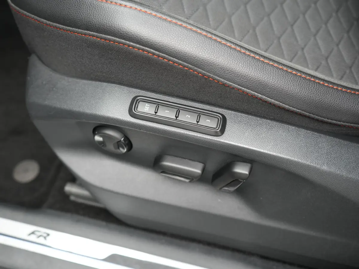1.4 TSI e-Hybrid PHEV FR 245pk Dealer O.H | Panodak | Adaptive Cruise | Camera | Sportstoelen Memory & Verwarmd | Apple Carplay | Keyless | Lane Assist | Navigatie | Virtual | DAB | 20"L.M |