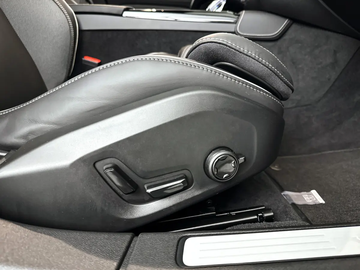 T8 Plug-in hybrid AWD Plus Dark | SOH 100% | Panoramadak | 360° camera | Head-up display | Harman Kardon | Stoel- en stuurverwarming | Trekhaak