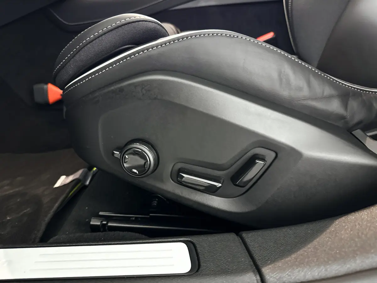T8 Plug-in hybrid AWD Plus Dark | SOH 100% | Panoramadak | 360° camera | Head-up display | Harman Kardon | Stoel- en stuurverwarming | Trekhaak