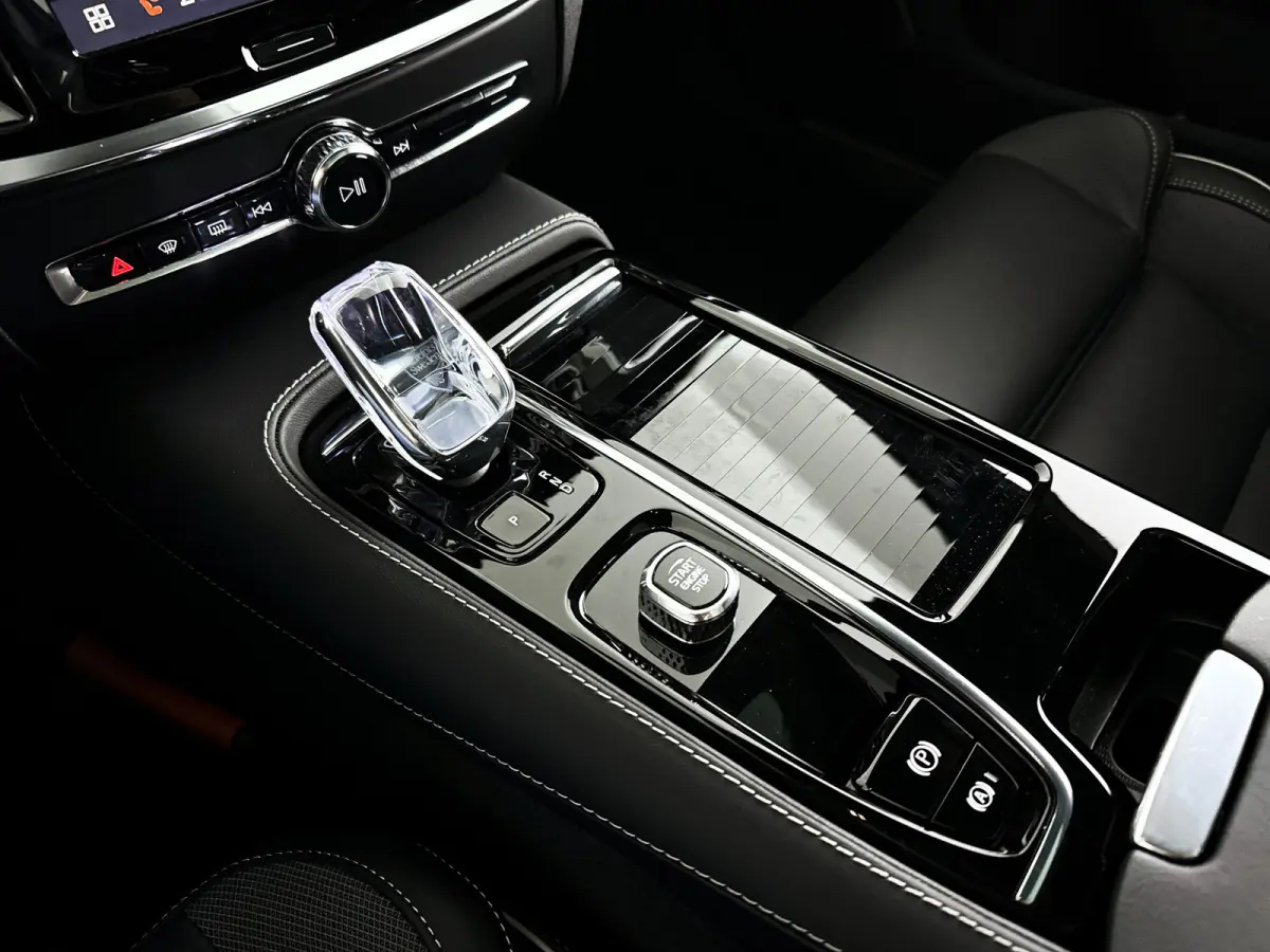 T8 Plug-in hybrid AWD Plus Dark | SOH 100% | Panoramadak | 360° camera | Head-up display | Harman Kardon | Stoel- en stuurverwarming | Trekhaak