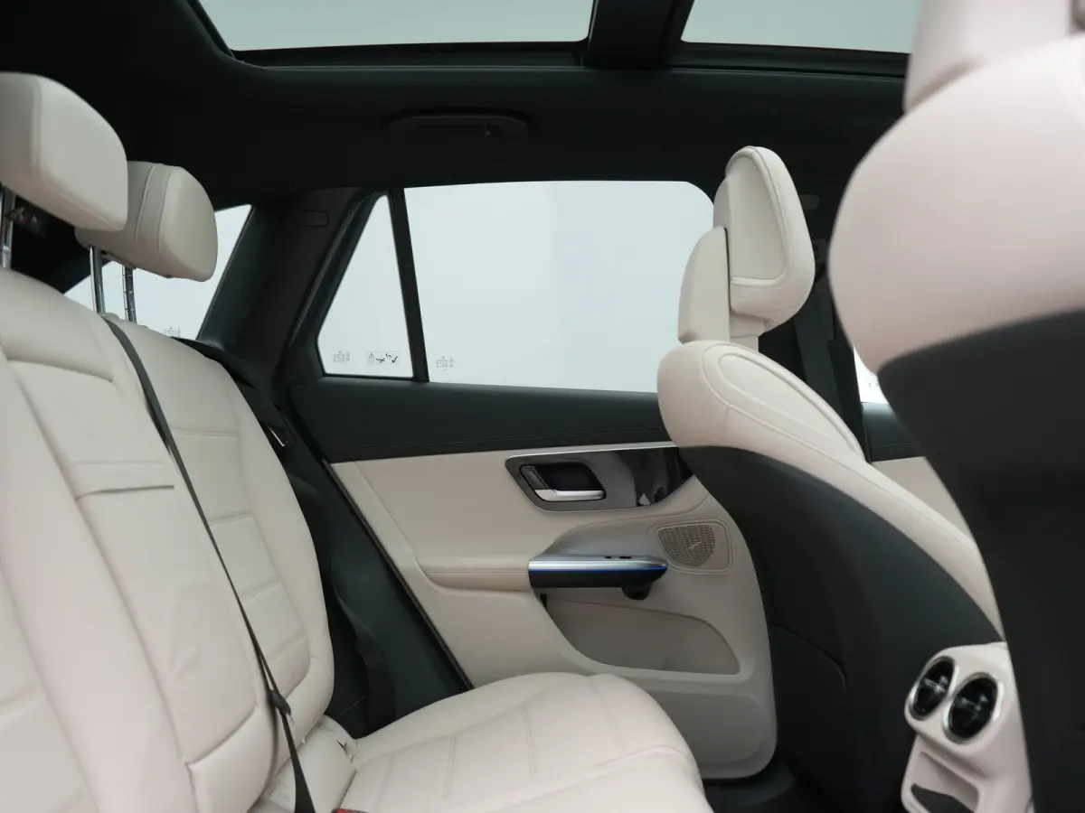 4MATIC Luxury Line PHEV Long Range 313pk Dealer O.H. | Trekhaak af Fabriek | Panodak | Sfeerverlichting | BLIS | Lederen Sportstoelen Memory & Verwarmd | Apple Carplay | Cruise Control | Nav