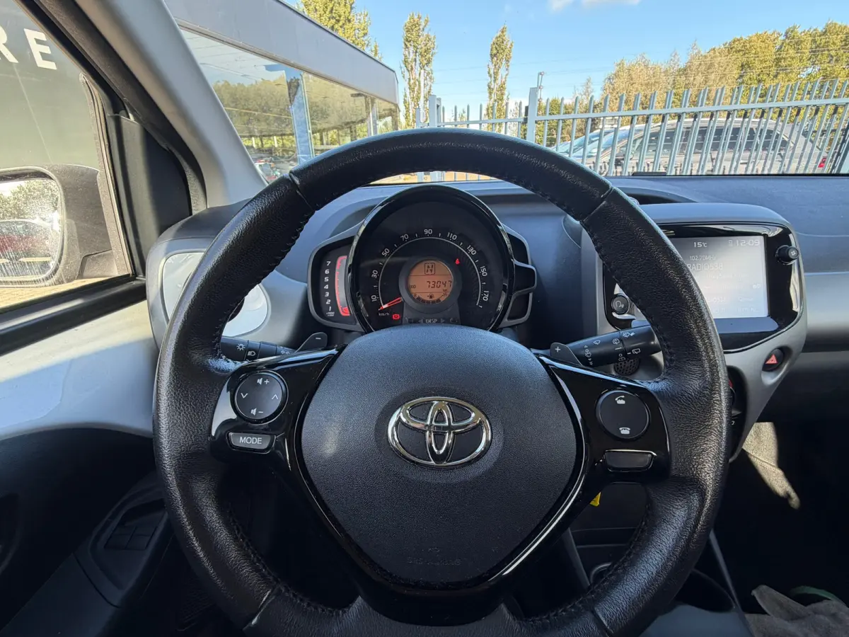 1.0 VVT-i x-play Automaat Camera Carplay