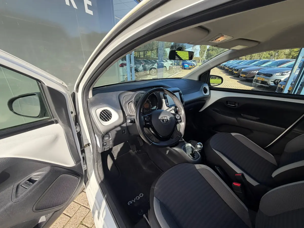 1.0 VVT-i x-play Automaat Camera Carplay