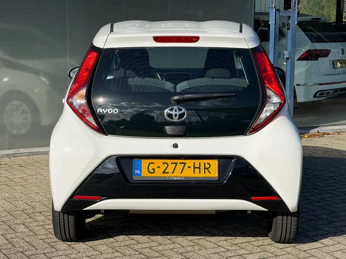 1.0 VVT-i x-play Automaat Camera Carplay