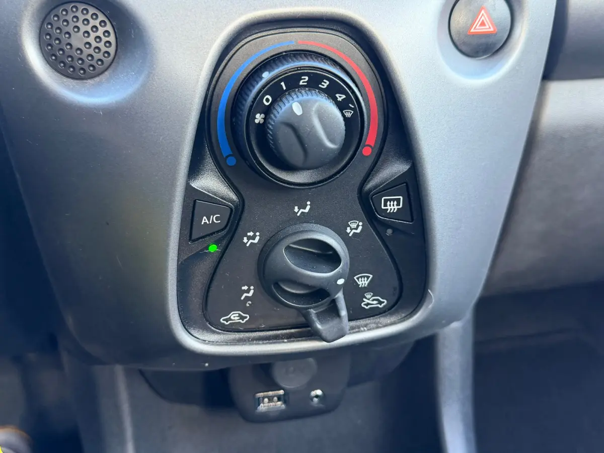 1.0 VVT-i x-play Automaat Camera Carplay