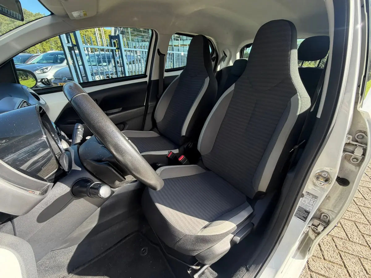 1.0 VVT-i x-play Automaat Camera Carplay