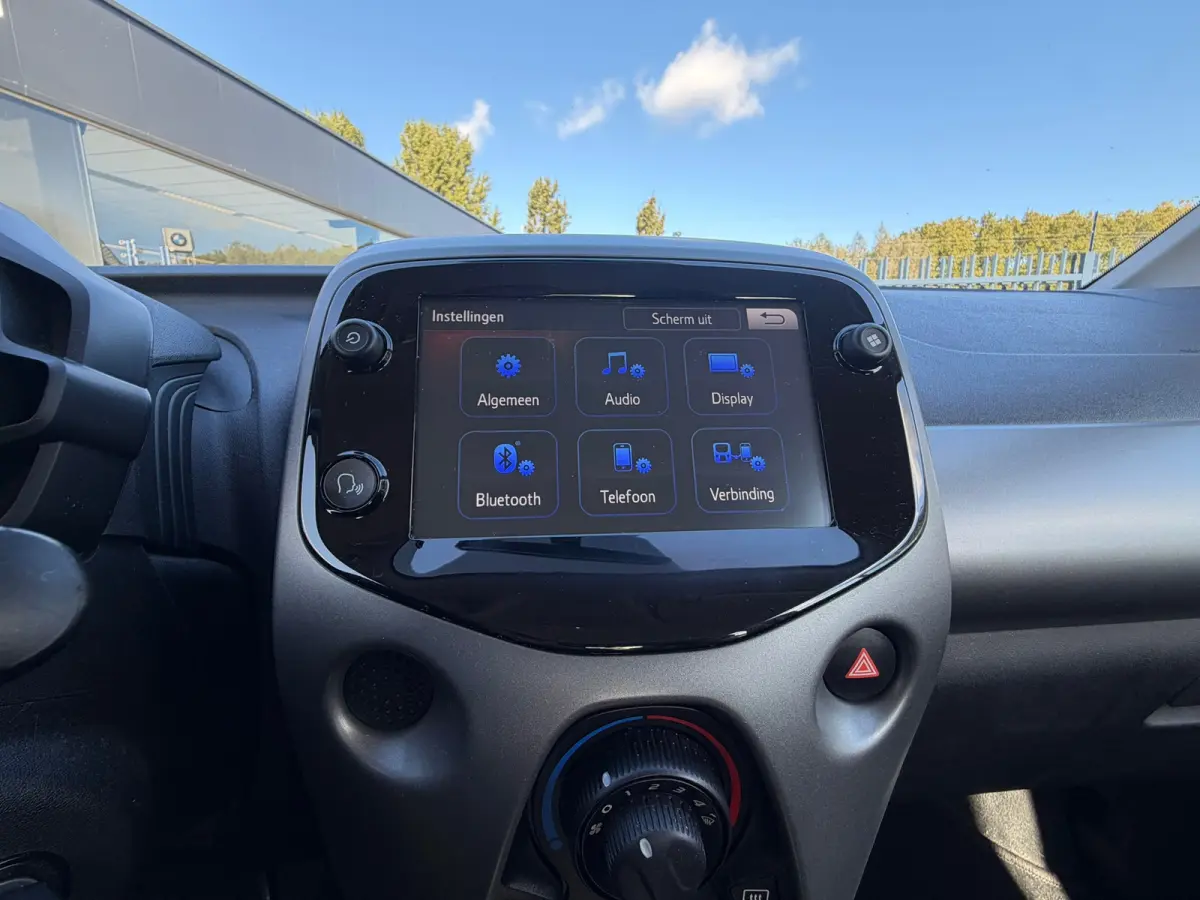 1.0 VVT-i x-play Automaat Camera Carplay