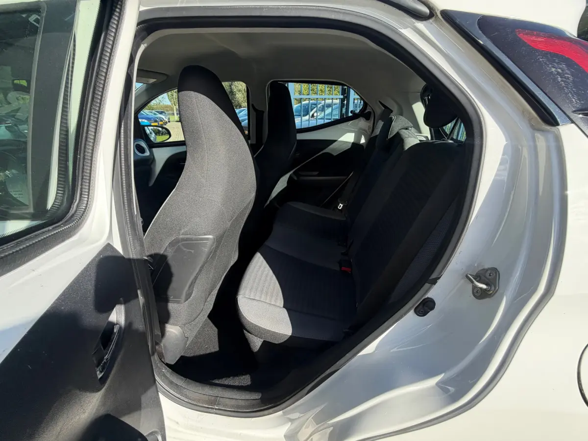 1.0 VVT-i x-play Automaat Camera Carplay