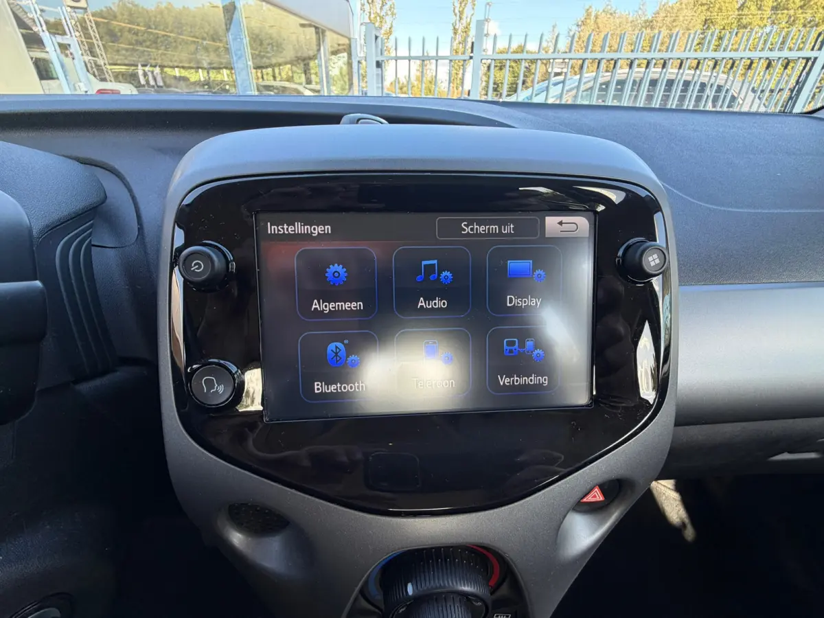 1.0 VVT-i x-play Automaat Camera Carplay