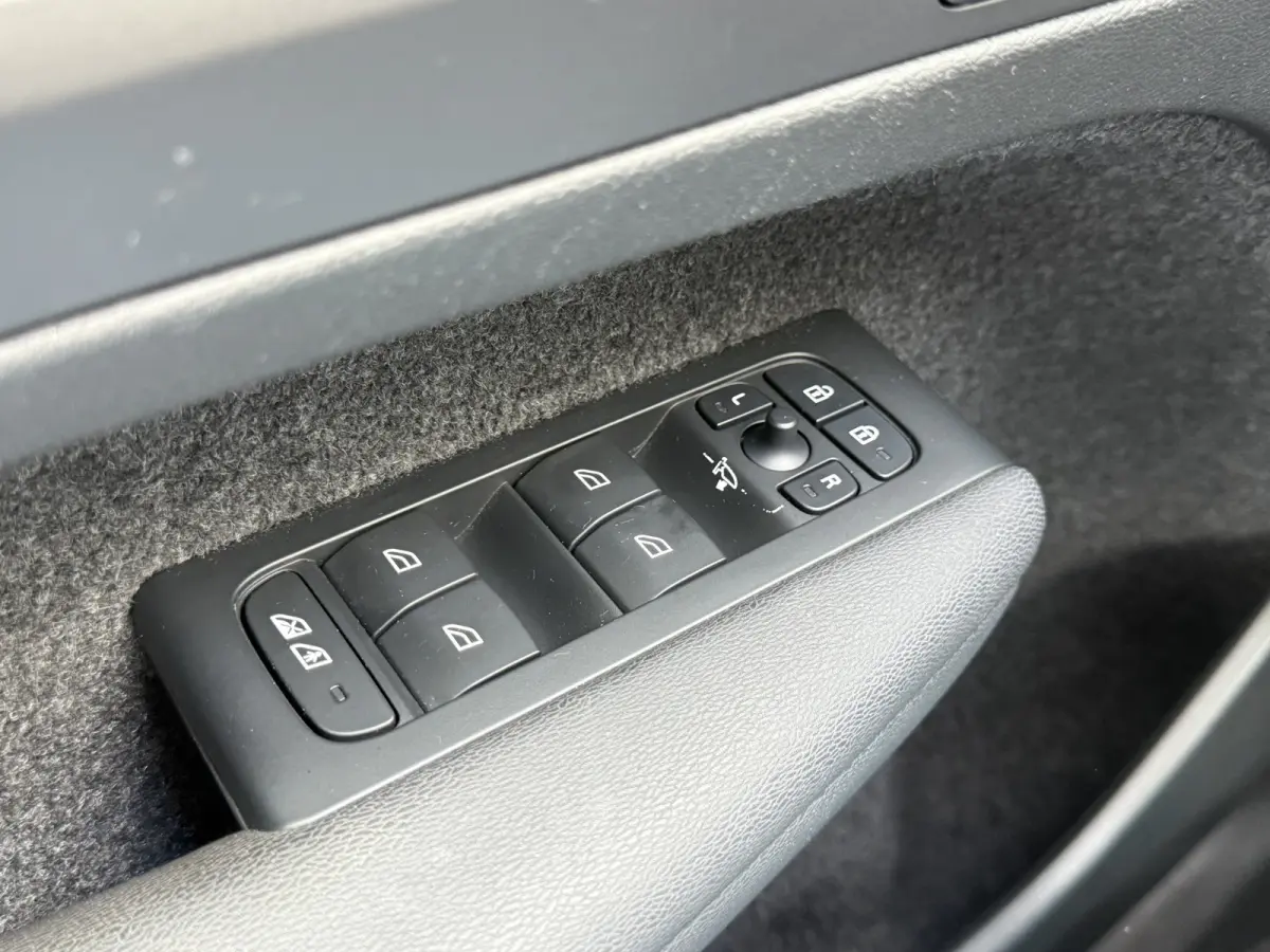 1.5 T4 Plug-in hybrid Plus Dark | CarPlay | Camera | Memory | H/K Audio