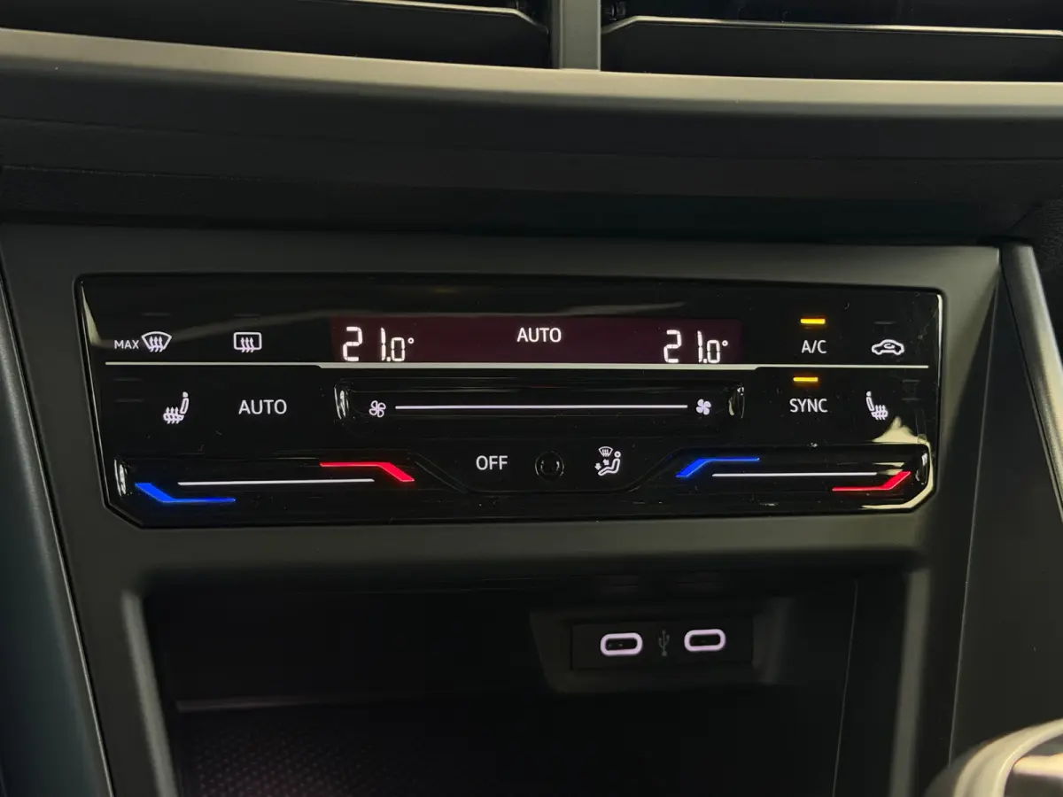 1.0 TSI 2x R-Line Panorama CarPlay Camera