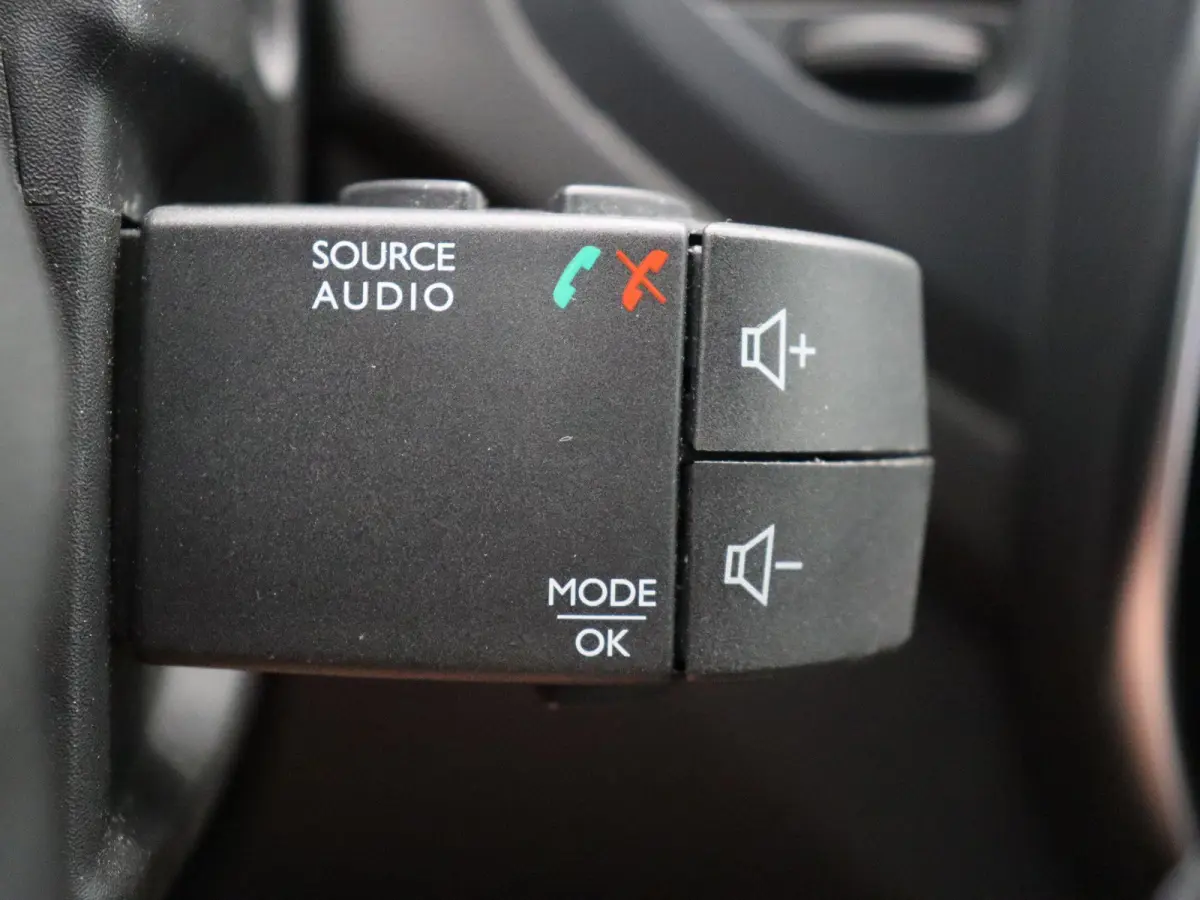 TCe 120pk Intens | Achteruitrijcamera | Climate control | Dodehoeksensor | Cruise control | Navigatie | LED |