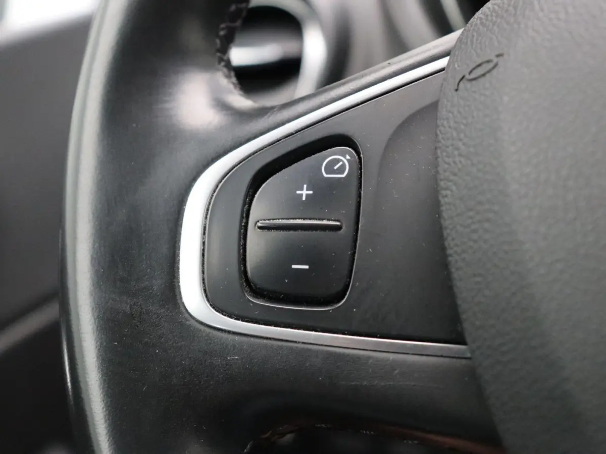 TCe 120pk Intens | Achteruitrijcamera | Climate control | Dodehoeksensor | Cruise control | Navigatie | LED |