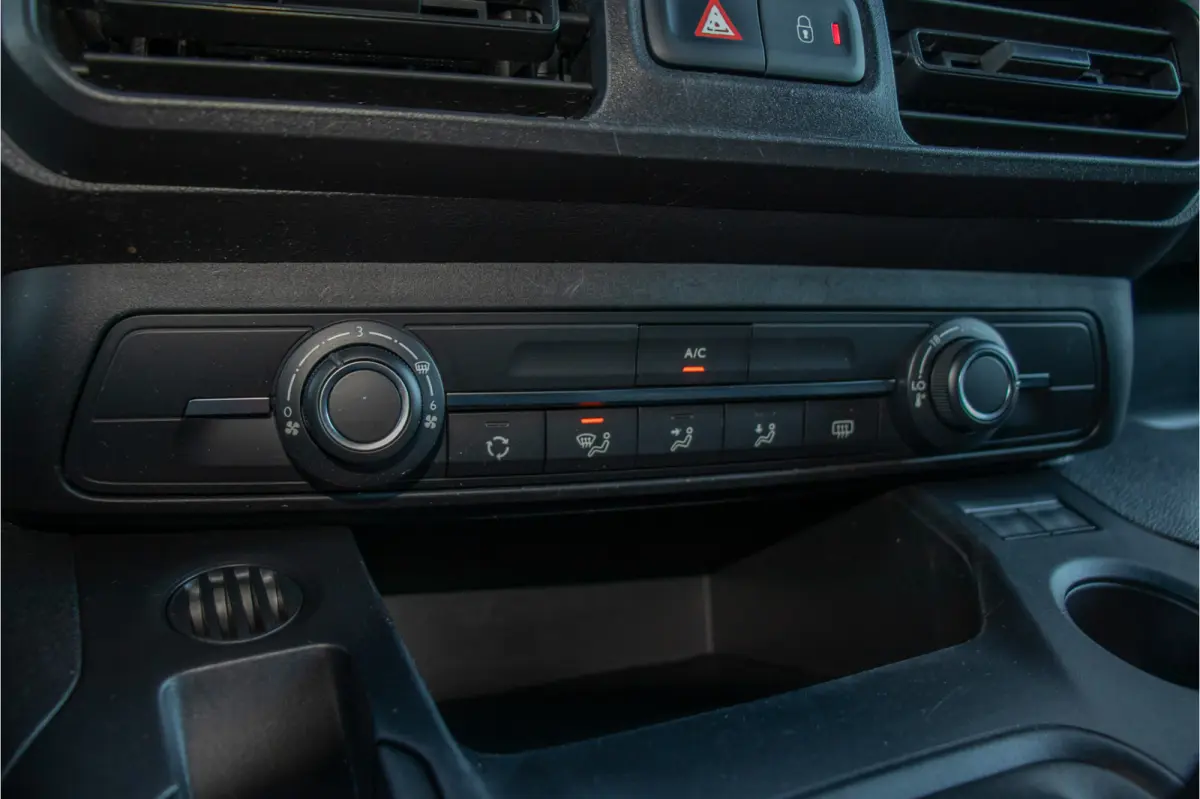 1.5 BlueHDI Premium, 100.000km NAP, 1e eigenaar, PDC, Carplay, Airco, Cruise Control.