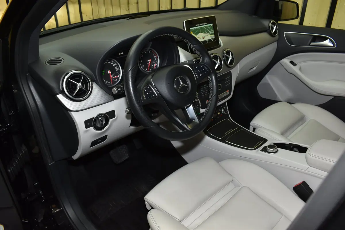 200 Prestige 78dkm Trekhaak LED Leer Cruise Navi Clima PDC Stoelverw. 18"LM + Nwe APK