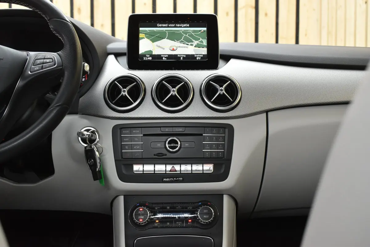 200 Prestige 78dkm Trekhaak LED Leer Cruise Navi Clima PDC Stoelverw. 18"LM + Nwe APK