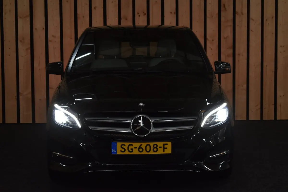 200 Prestige 78dkm Trekhaak LED Leer Cruise Navi Clima PDC Stoelverw. 18"LM + Nwe APK