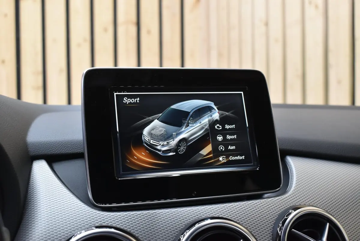 200 Prestige 78dkm Trekhaak LED Leer Cruise Navi Clima PDC Stoelverw. 18"LM + Nwe APK