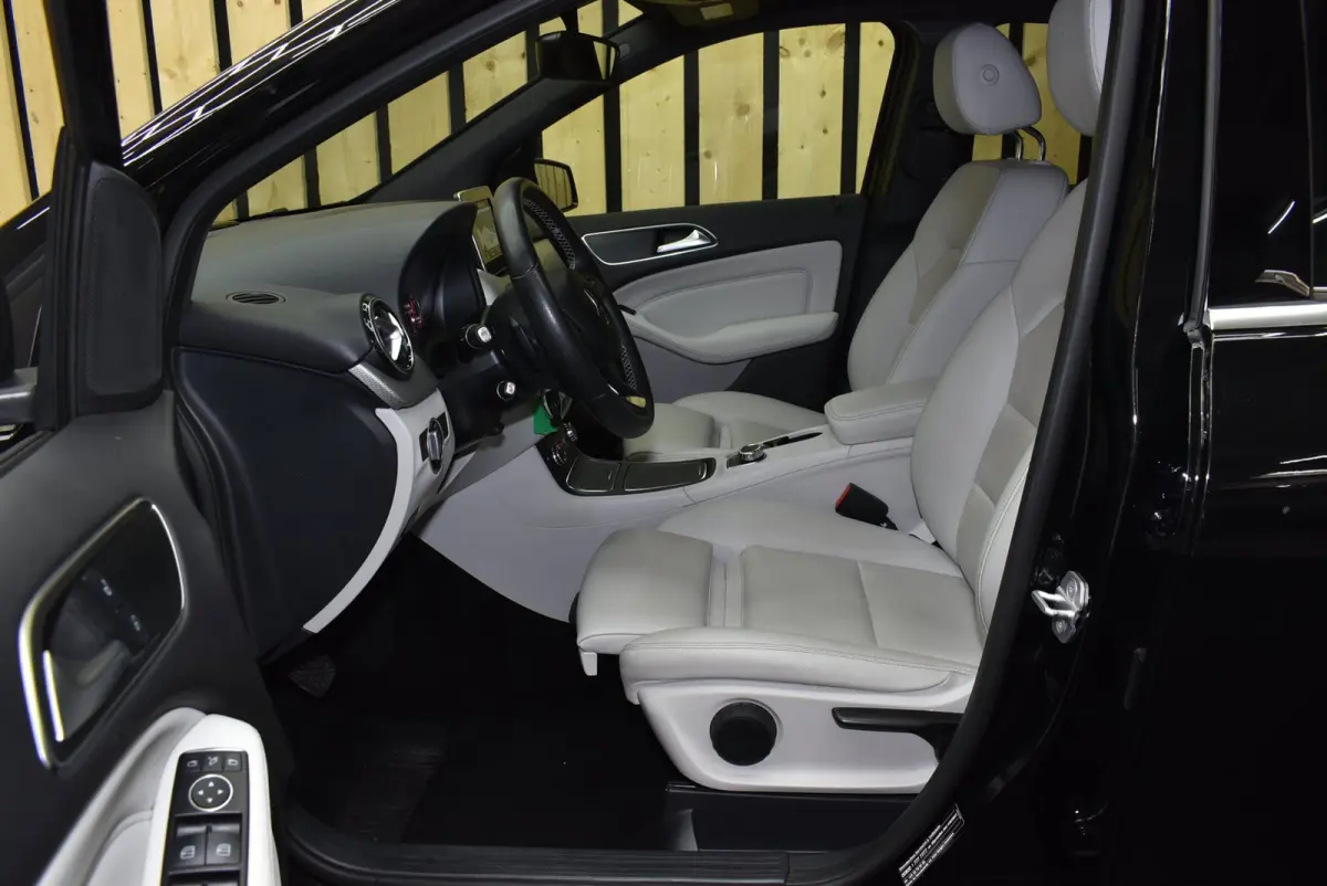 200 Prestige 78dkm Trekhaak LED Leer Cruise Navi Clima PDC Stoelverw. 18"LM + Nwe APK