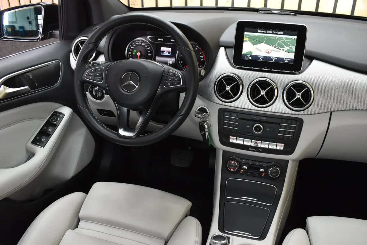 200 Prestige 78dkm Trekhaak LED Leer Cruise Navi Clima PDC Stoelverw. 18"LM + Nwe APK