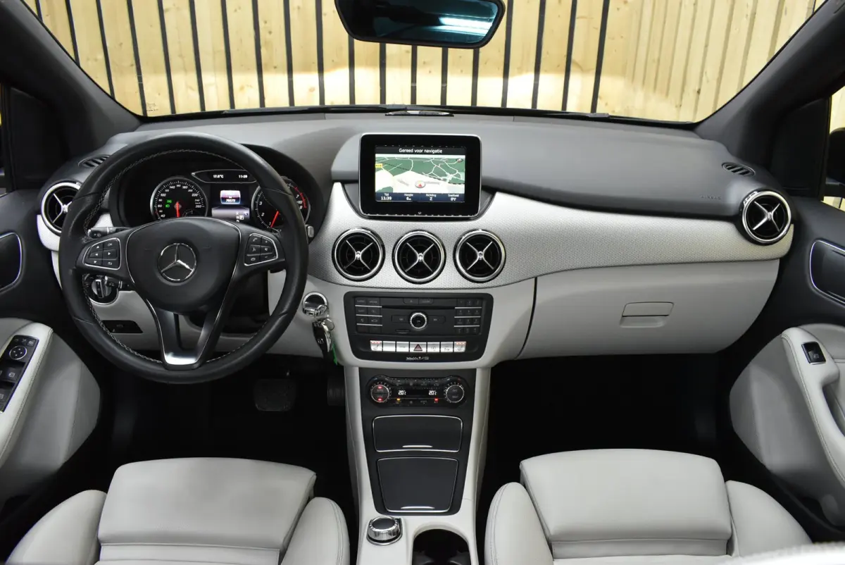 200 Prestige 78dkm Trekhaak LED Leer Cruise Navi Clima PDC Stoelverw. 18"LM + Nwe APK