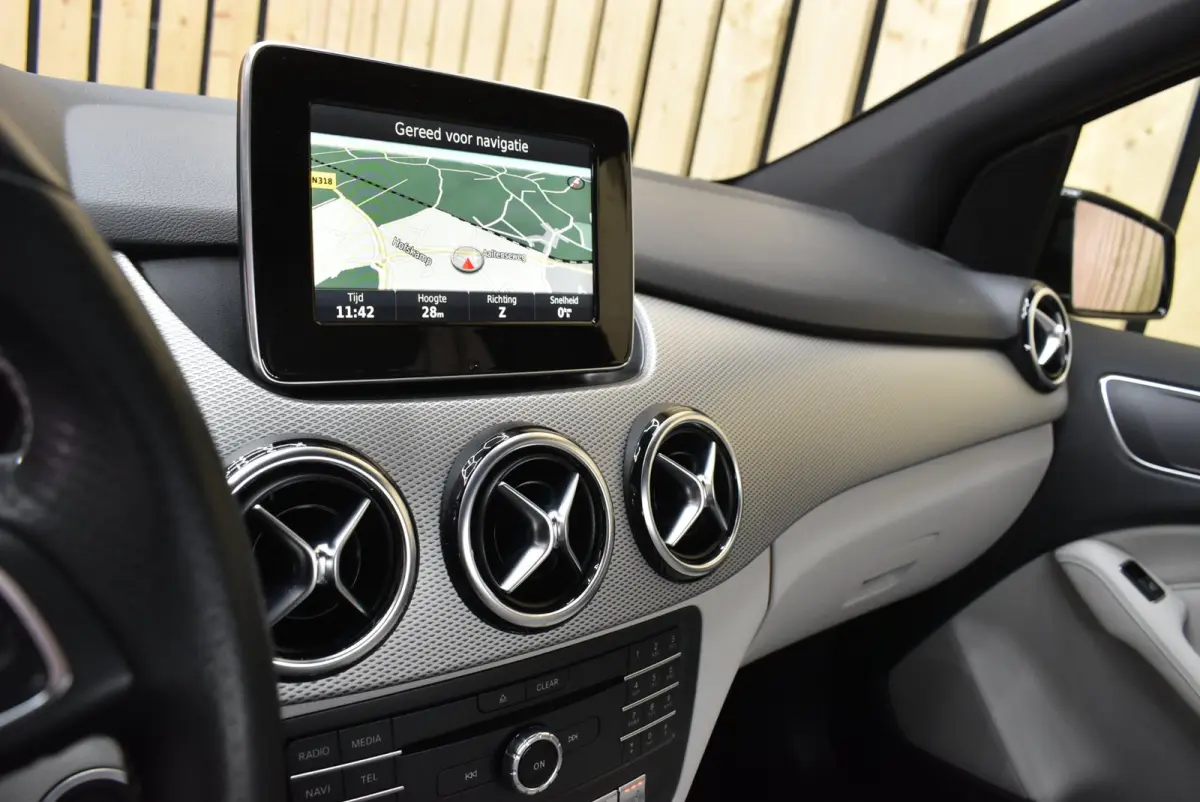 200 Prestige 78dkm Trekhaak LED Leer Cruise Navi Clima PDC Stoelverw. 18"LM + Nwe APK