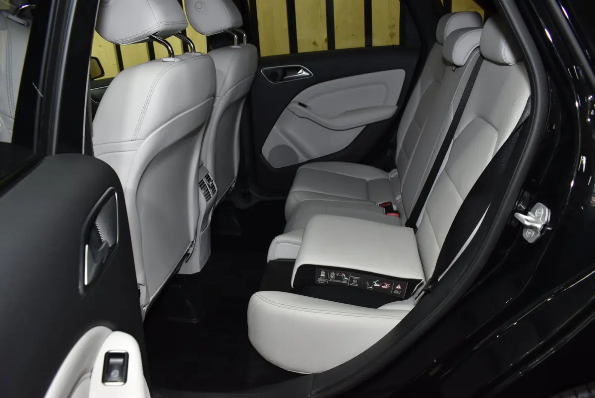 200 Prestige 78dkm Trekhaak LED Leer Cruise Navi Clima PDC Stoelverw. 18"LM + Nwe APK