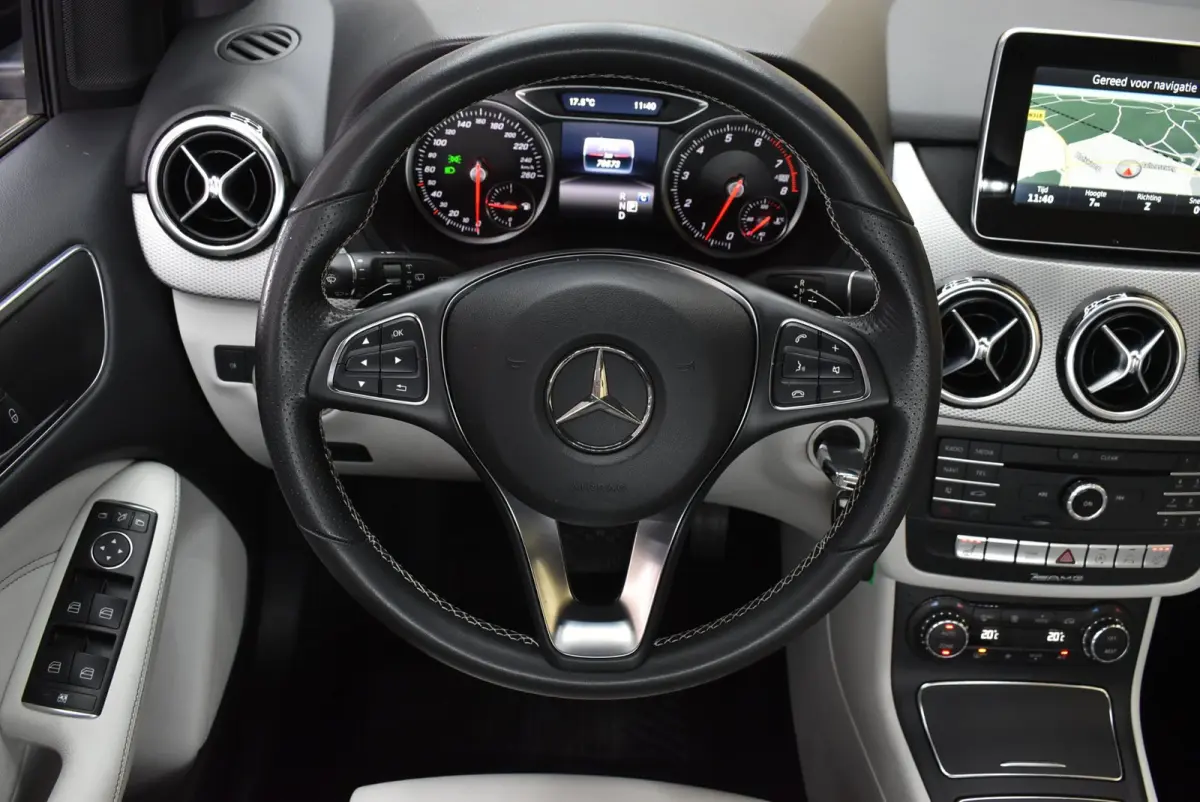 200 Prestige 78dkm Trekhaak LED Leer Cruise Navi Clima PDC Stoelverw. 18"LM + Nwe APK