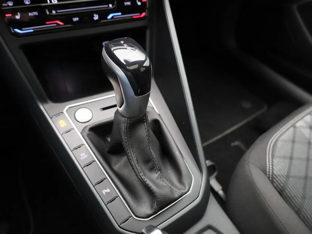 1.0 TSI R-Line 110 PK | R-Line | Automaat | Navigatie | Digital Cockpit Pro | Panoramadak | Camera | Stoelverwarming | Adaptive Cruise Control | Climate Control | Apple Carplay | Android Aut