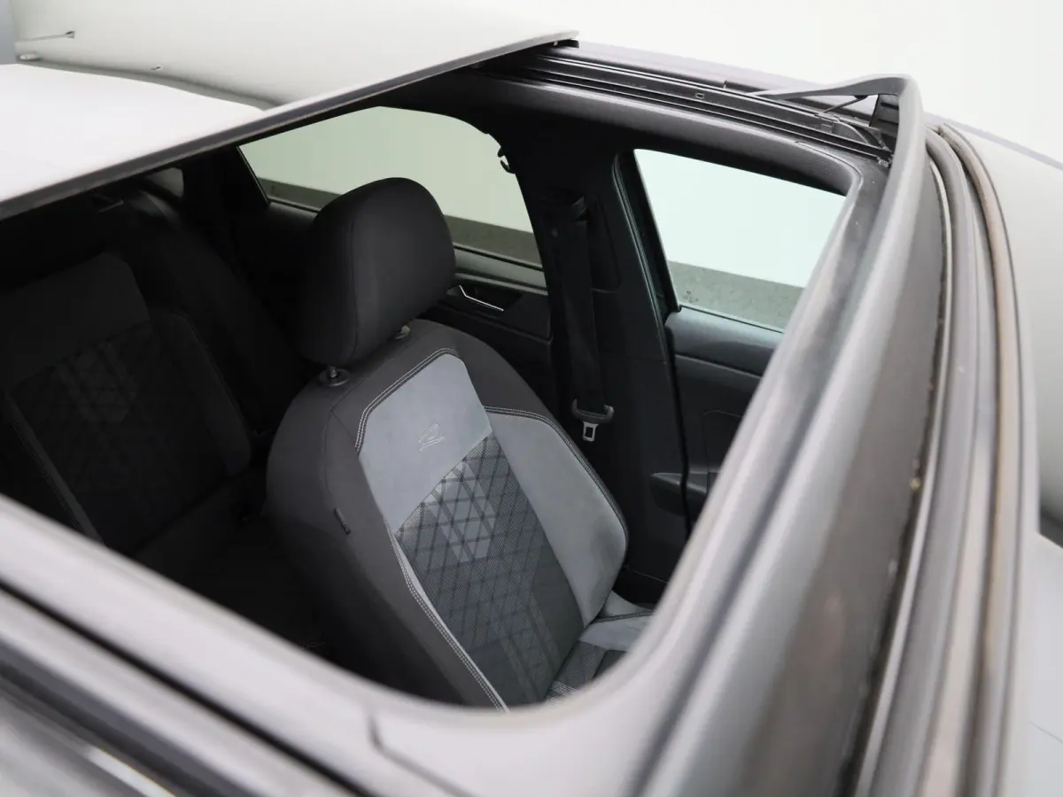 1.0 TSI R-Line 110 PK | R-Line | Automaat | Navigatie | Digital Cockpit Pro | Panoramadak | Camera | Stoelverwarming | Adaptive Cruise Control | Climate Control | Apple Carplay | Android Aut