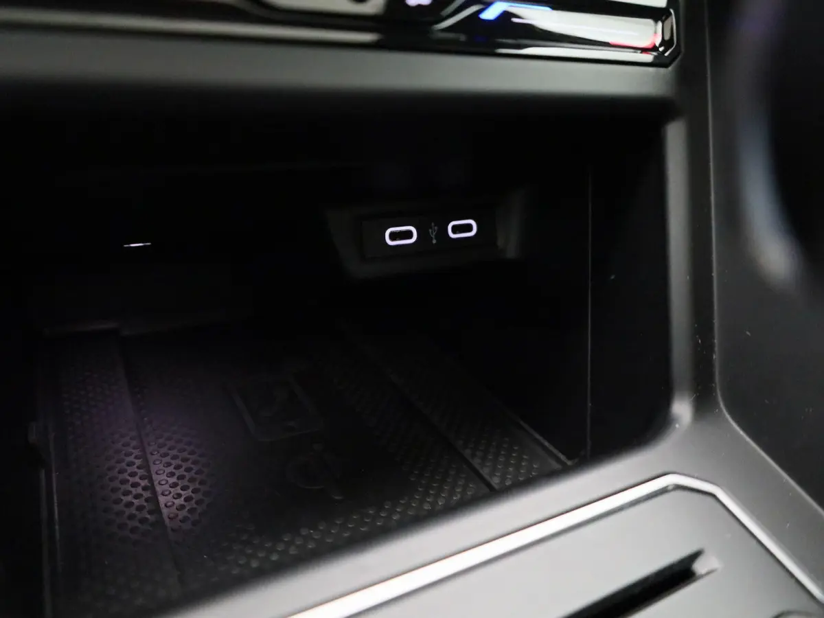 1.0 TSI R-Line 110 PK | R-Line | Automaat | Navigatie | Digital Cockpit Pro | Panoramadak | Camera | Stoelverwarming | Adaptive Cruise Control | Climate Control | Apple Carplay | Android Aut