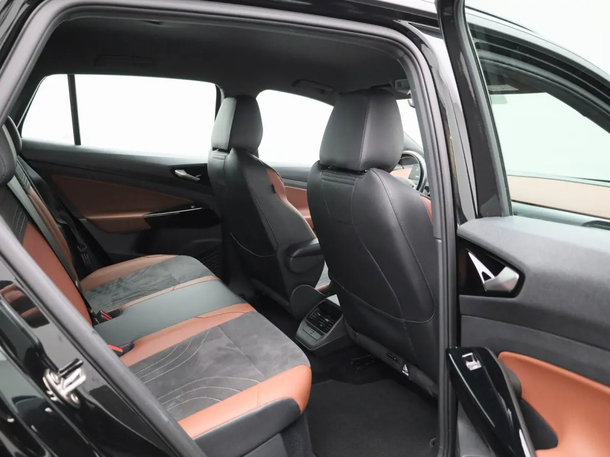 Pro 77 kWh 204 PK | Automaat | Navigatie | Parkeersensoren | Stoelverwarming | Stuurverwarming | Elektrisch verstelbare voorstoelen| Adaptive Cruise Control | Apple Carplay | Android Auto |