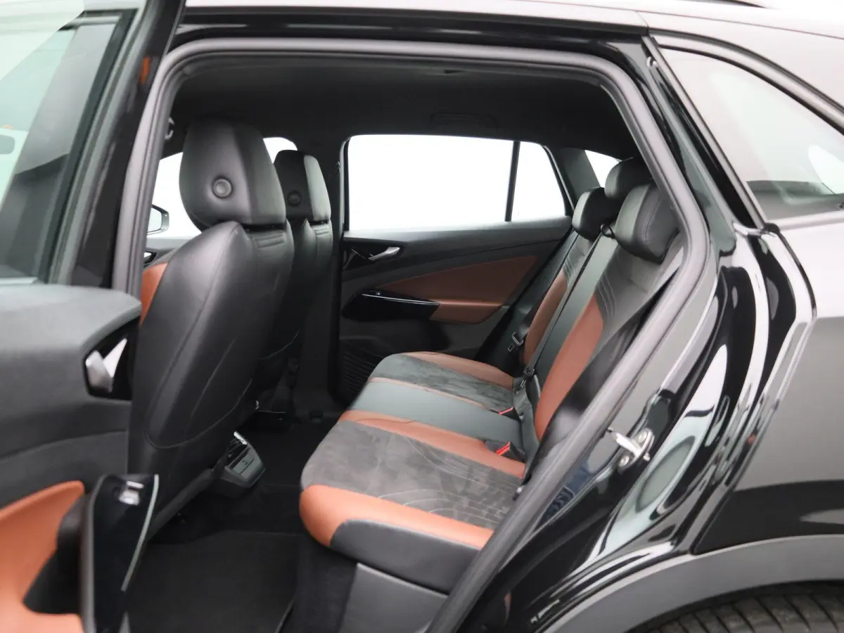 Pro 77 kWh 204 PK | Automaat | Navigatie | Parkeersensoren | Stoelverwarming | Stuurverwarming | Elektrisch verstelbare voorstoelen| Adaptive Cruise Control | Apple Carplay | Android Auto |