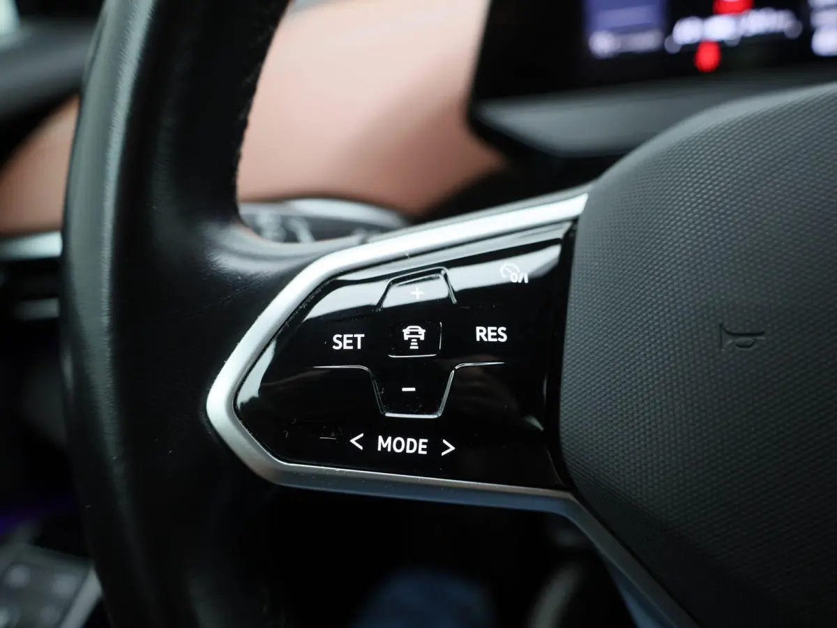 Pro 77 kWh 204 PK | Automaat | Navigatie | Parkeersensoren | Stoelverwarming | Stuurverwarming | Elektrisch verstelbare voorstoelen| Adaptive Cruise Control | Apple Carplay | Android Auto |