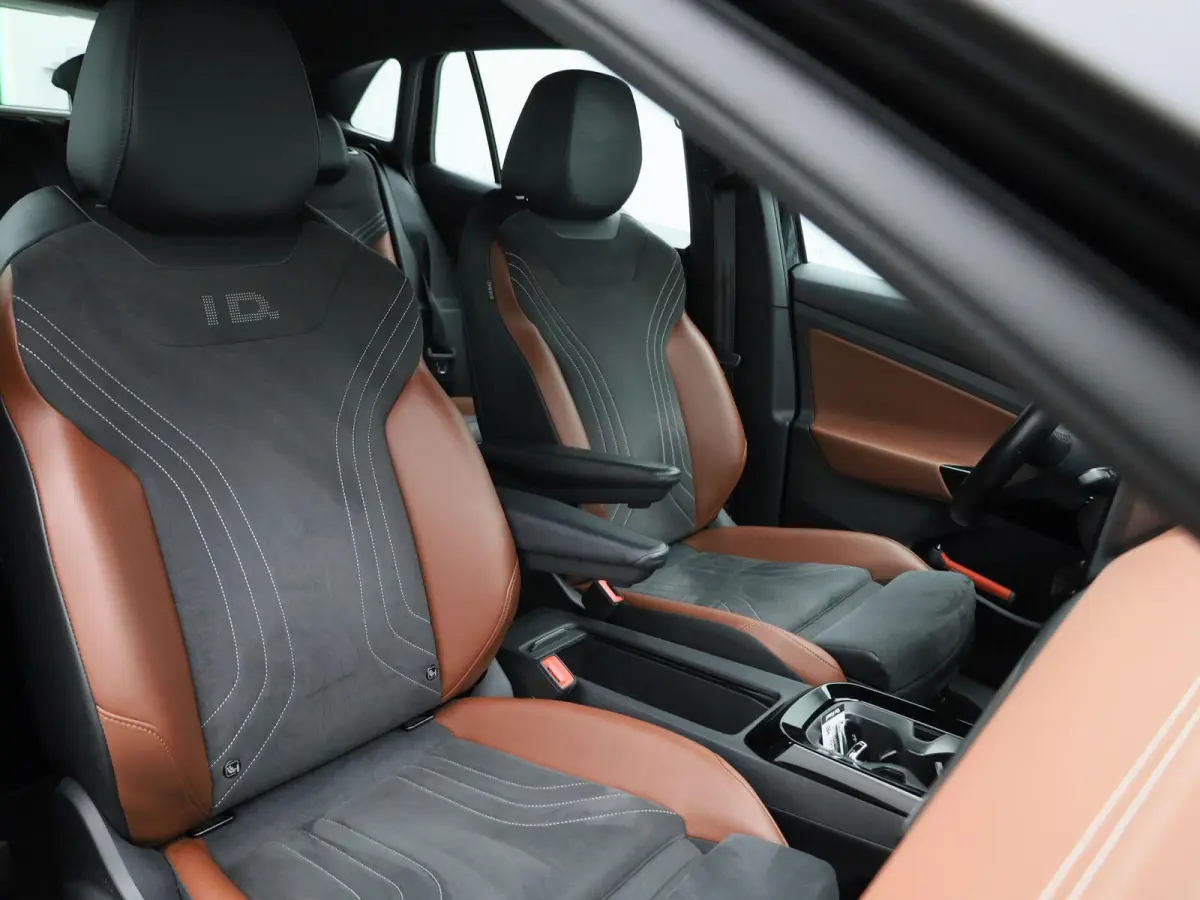 Pro 77 kWh 204 PK | Automaat | Navigatie | Parkeersensoren | Stoelverwarming | Stuurverwarming | Elektrisch verstelbare voorstoelen| Adaptive Cruise Control | Apple Carplay | Android Auto |