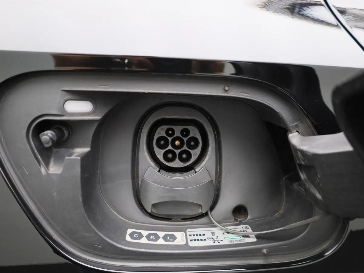 Pro 77 kWh 204 PK | Automaat | Navigatie | Parkeersensoren | Stoelverwarming | Stuurverwarming | Elektrisch verstelbare voorstoelen| Adaptive Cruise Control | Apple Carplay | Android Auto |