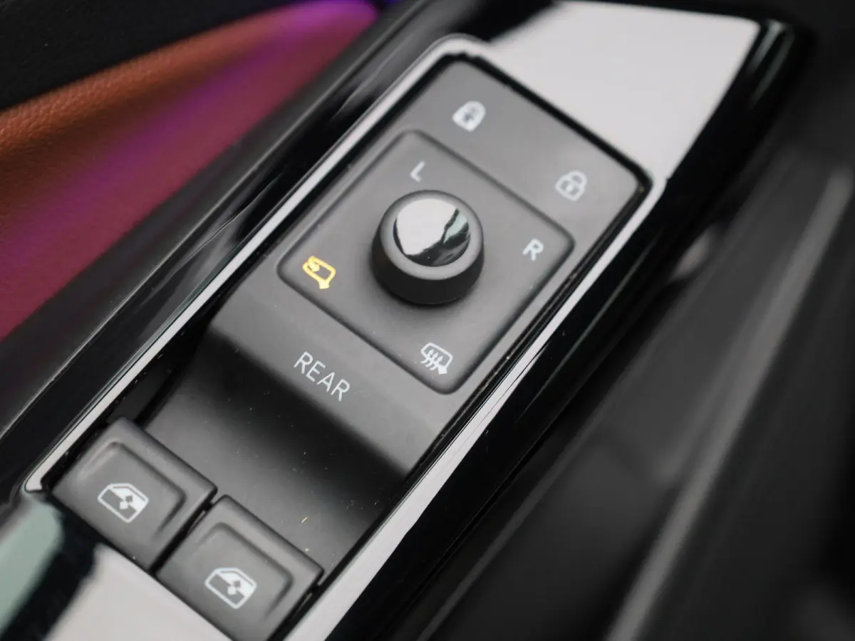 Pro 77 kWh 204 PK | Automaat | Navigatie | Parkeersensoren | Stoelverwarming | Stuurverwarming | Elektrisch verstelbare voorstoelen| Adaptive Cruise Control | Apple Carplay | Android Auto |