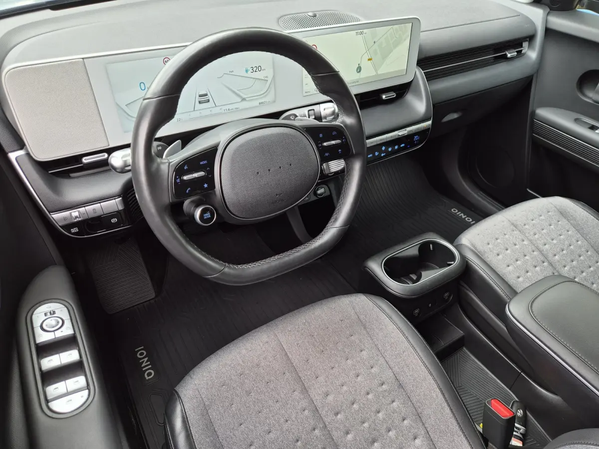 Connect 77.4 kWh / SOH 100% / Fabrieksgarantie tot 04-2028 / Dealer onderhouden / CCS snelladen / WLTP bereik 507 km bereik stad 710 km / Stuur- Stoel & Achterbank verwarming / Trekgewicht 1