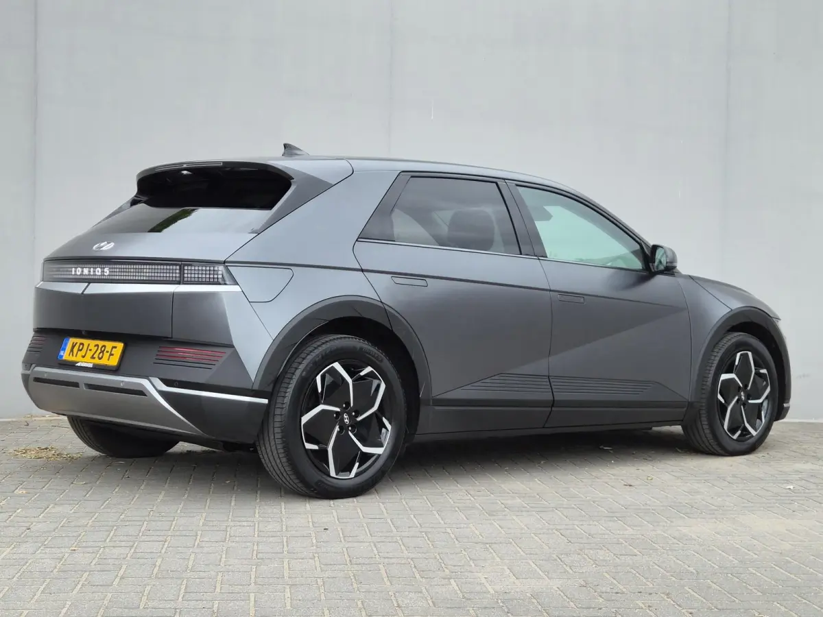 Connect 77.4 kWh / SOH 100% / Fabrieksgarantie tot 04-2028 / Dealer onderhouden / CCS snelladen / WLTP bereik 507 km bereik stad 710 km / Stuur- Stoel & Achterbank verwarming / Trekgewicht 1