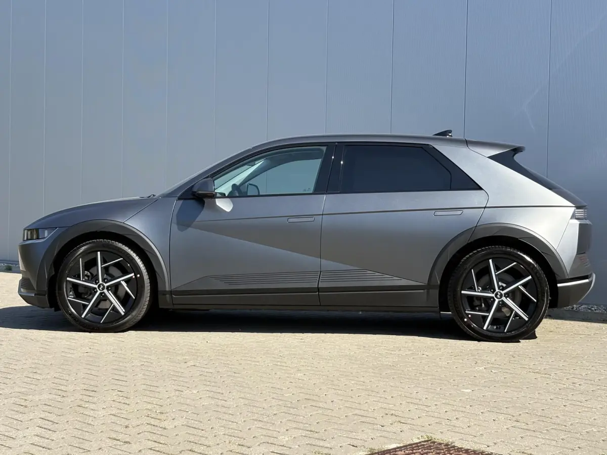 Connect 77.4 kWh / SOH 100% / Fabrieksgarantie tot 04-2028 / Dealer onderhouden / CCS snelladen / WLTP bereik 507 km bereik stad 710 km / Stuur- Stoel & Achterbank verwarming / Trekgewicht 1