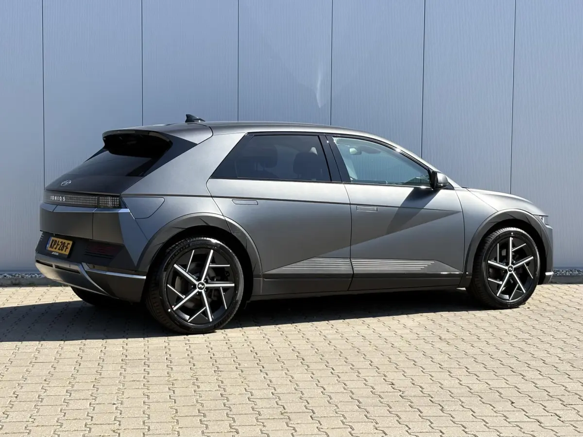 Connect 77.4 kWh / SOH 100% / Fabrieksgarantie tot 04-2028 / Dealer onderhouden / CCS snelladen / WLTP bereik 507 km bereik stad 710 km / Stuur- Stoel & Achterbank verwarming / Trekgewicht 1