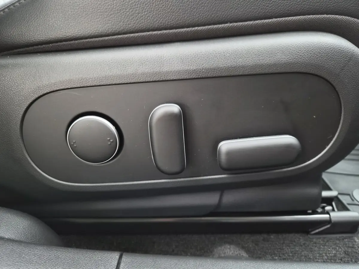 Connect 77.4 kWh / SOH 100% / Fabrieksgarantie tot 04-2028 / Dealer onderhouden / CCS snelladen / WLTP bereik 507 km bereik stad 710 km / Stuur- Stoel & Achterbank verwarming / Trekgewicht 1